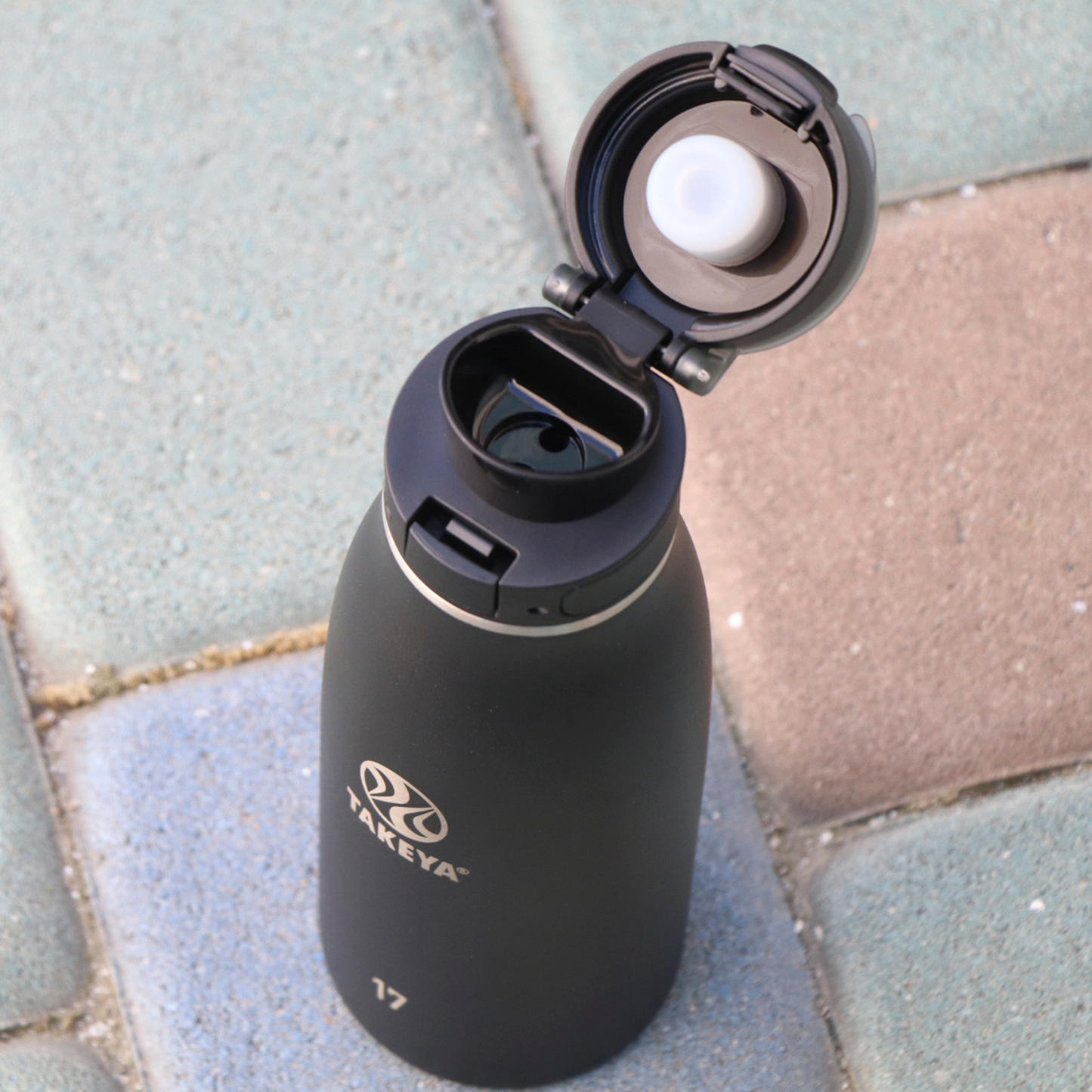 traveler-fliplocktm-lid-o6 96076-R-TravelerLid-Lifestyle-Onyx.png